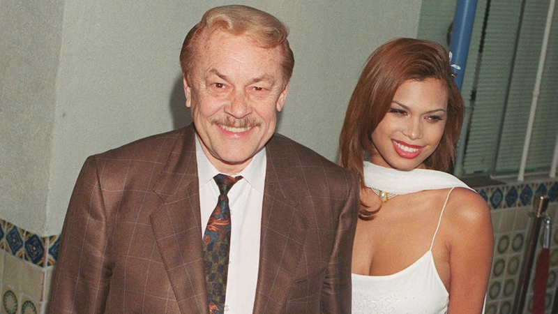 Illustration for article titled Jerry Buss, Surrounded By Boobs: A Tribute To The Greatest NBA Owner Ever